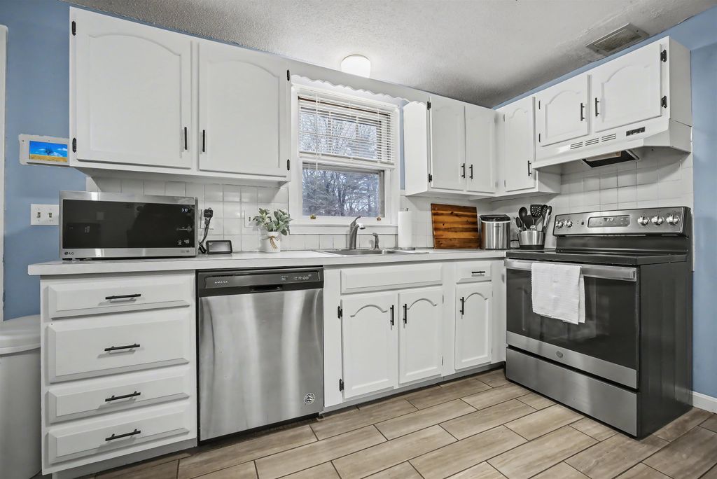 Photo of 38 Midridge Circle, Londonderry, NH 03053 (MLS # 5074158)