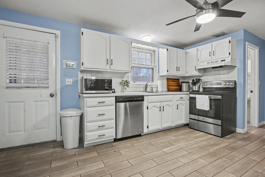 Photo of 38 Midridge Circle, Londonderry, NH 03053 (MLS # 5074158)