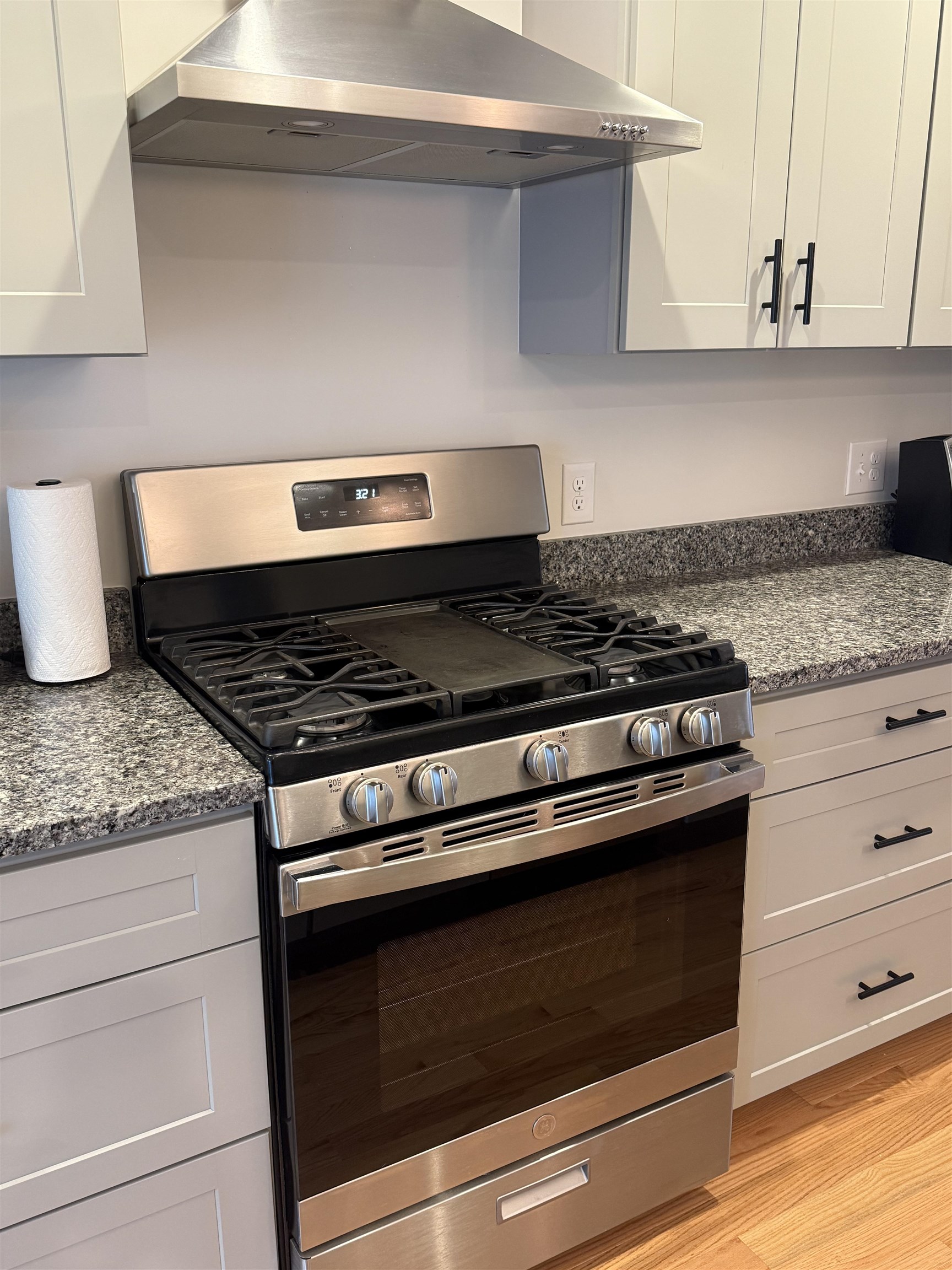 Meredith, New Hampshire 03253, United States, 4 Bedrooms Bedrooms, ,2 BathroomsBathrooms,Residential,Active,230735