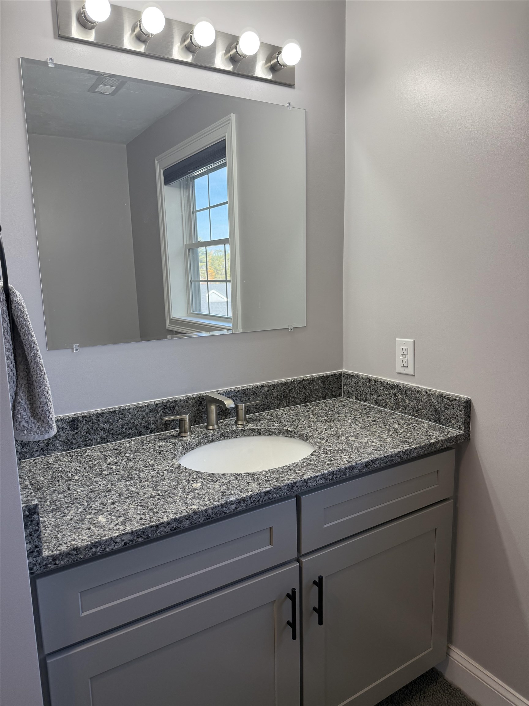 Meredith, New Hampshire 03253, United States, 4 Bedrooms Bedrooms, ,2 BathroomsBathrooms,Residential,Active,230735