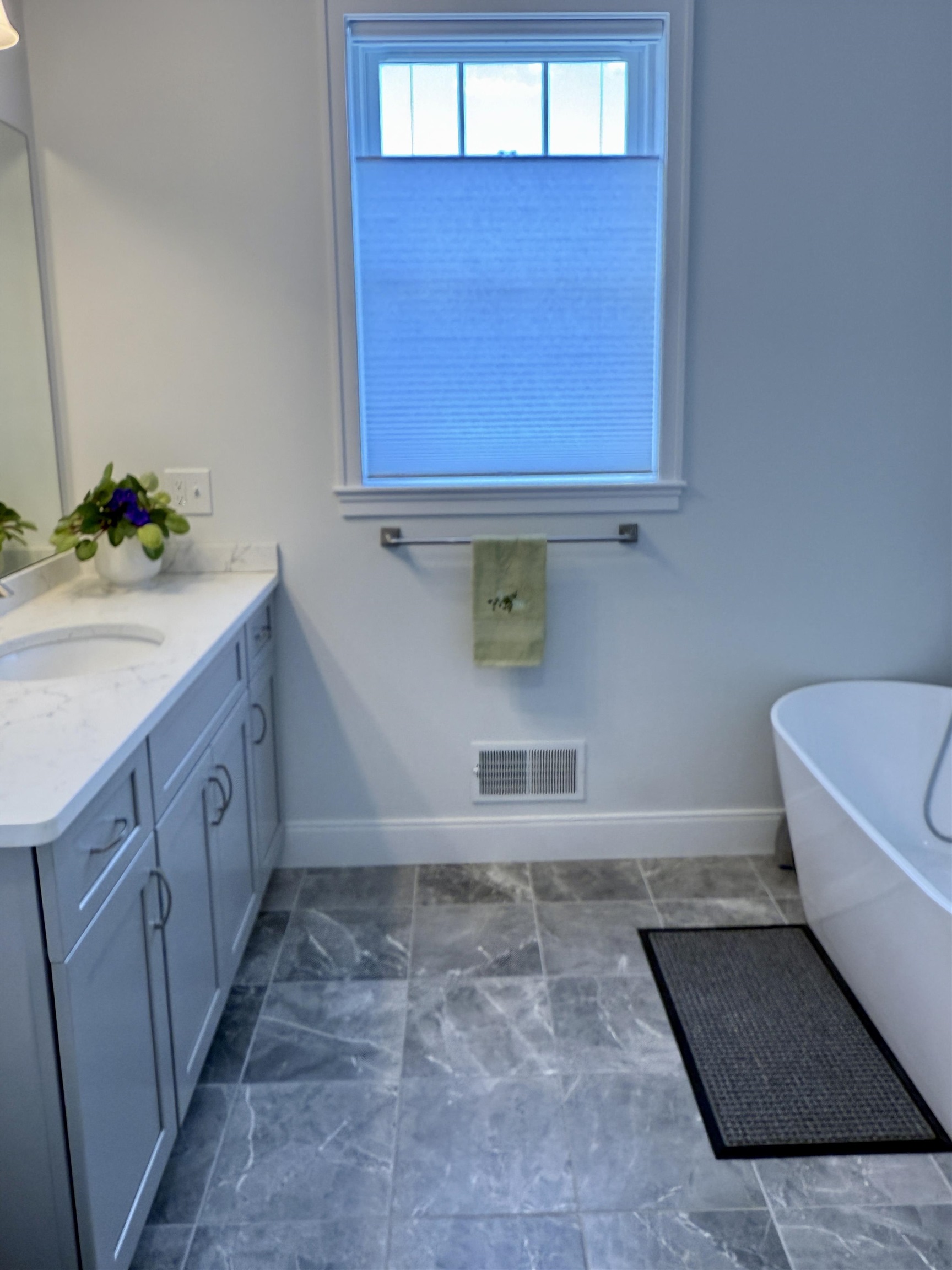 Manchester, New Hampshire 03104, United States, 4 Bedrooms Bedrooms, ,3 BathroomsBathrooms,Residential,Active,165433