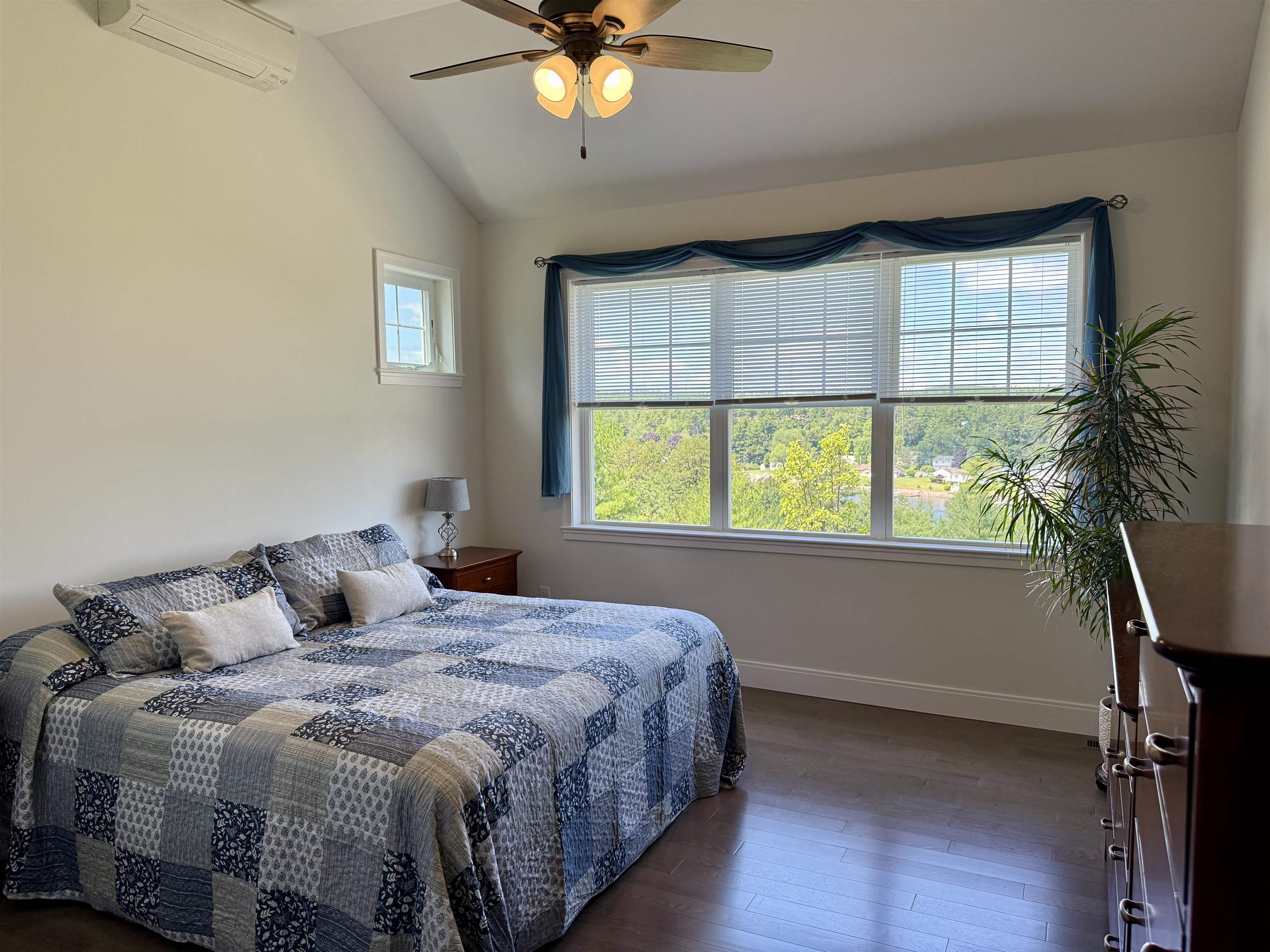 Manchester, New Hampshire 03104, United States, 4 Bedrooms Bedrooms, ,3 BathroomsBathrooms,Residential,Active,165433