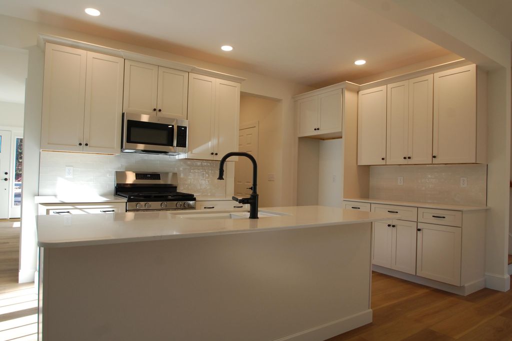 Photo of 21 Griffin Road, Hudson, NH 03051 (MLS # 5066122)