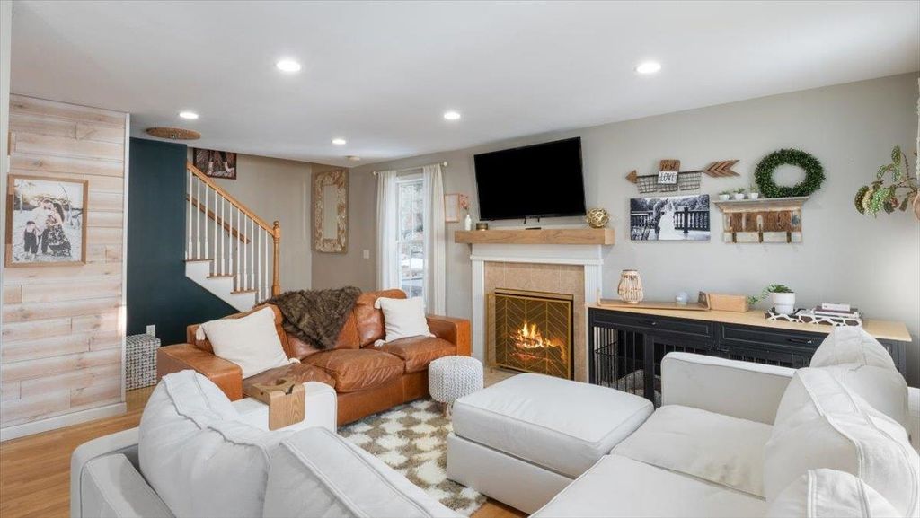 Photo of 6 Bear Path Lane, Hudson, NH 03051 (MLS # 5079039)