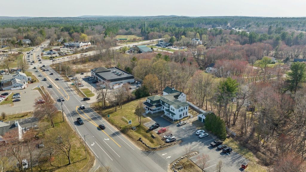Photo of 183 Mammoth Road, Londonderry, NH 03053 (MLS # 4994037)