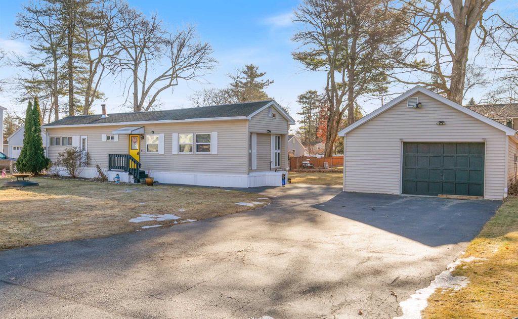Photo of 8 Gardner Avenue, Salem, NH 03079 (MLS # 5074671)
