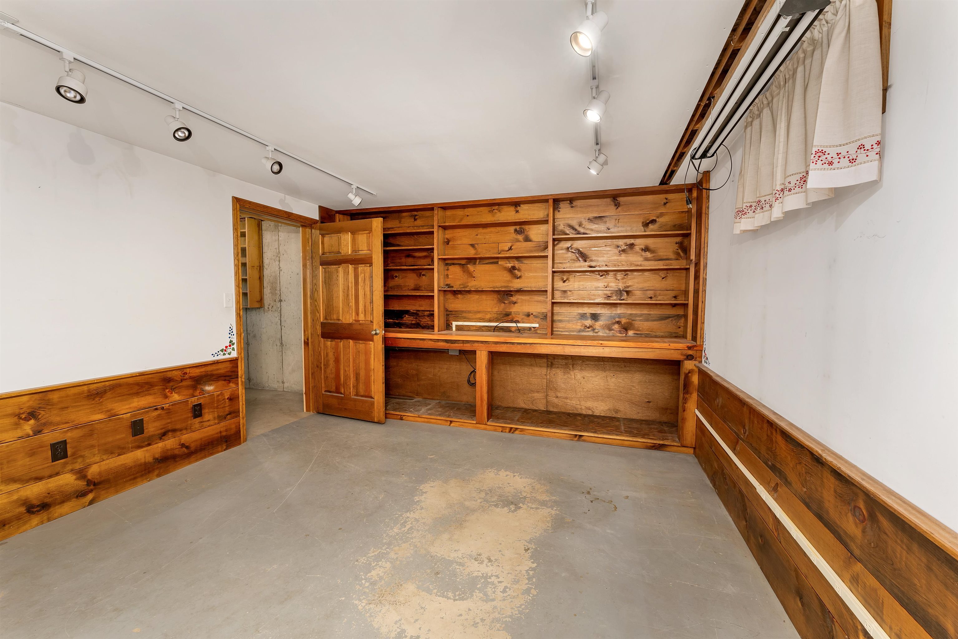 Hopkinton, New Hampshire 03229, United States, 3 Bedrooms Bedrooms, ,2 BathroomsBathrooms,Residential,Active,162195