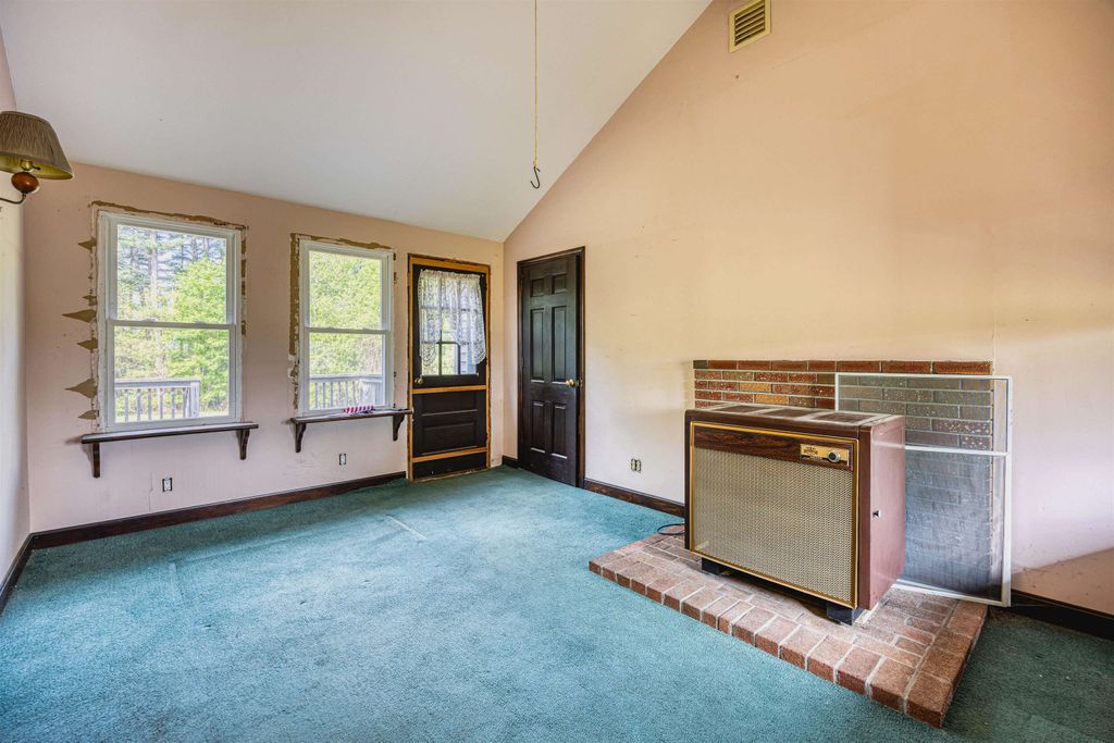 Photo of 95 Gilcreast Road, Londonderry, NH 03053 (MLS # 5089672)