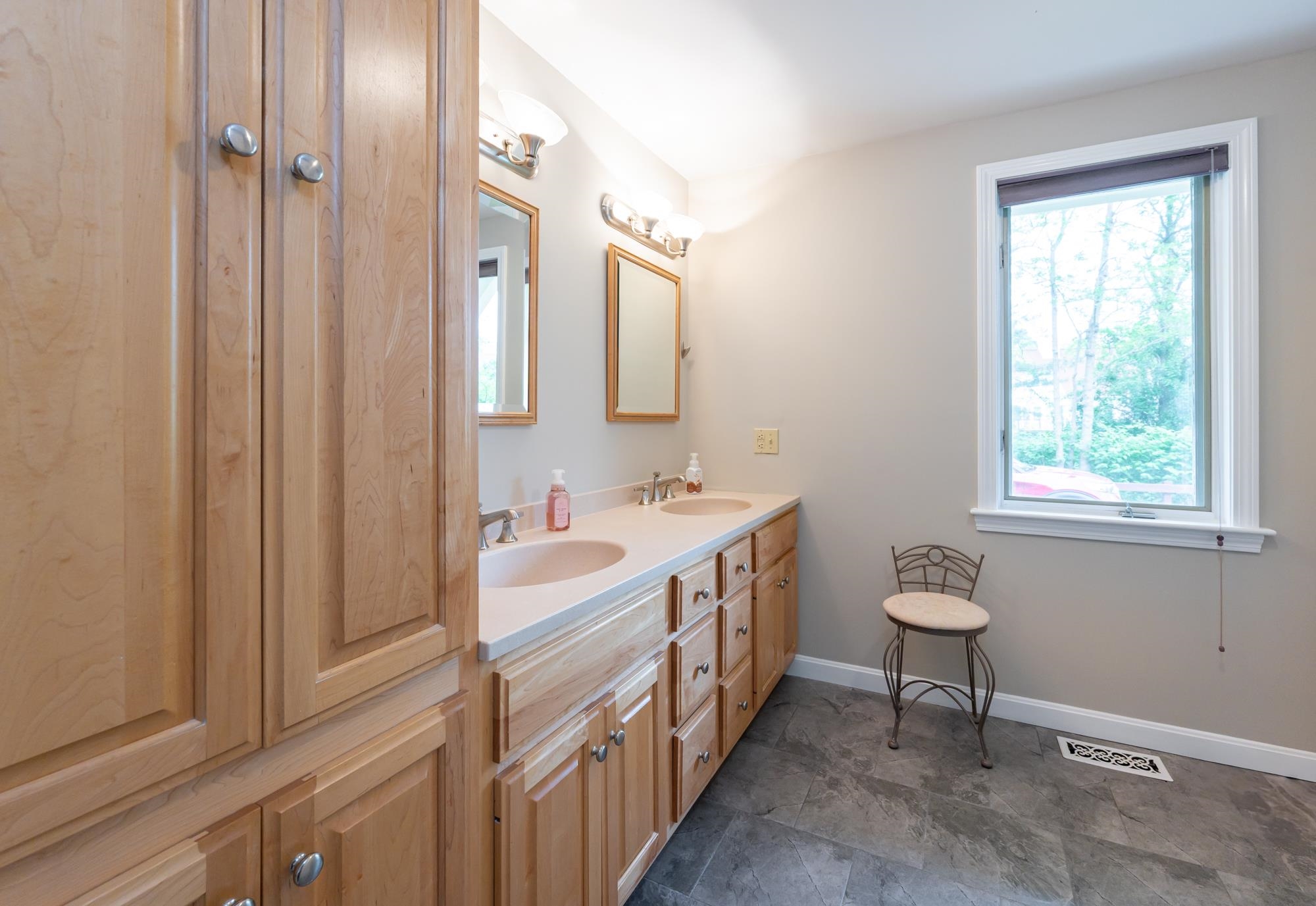 Nashua, New Hampshire 03063, United States, 3 Bedrooms Bedrooms, ,3 BathroomsBathrooms,Residential,Pending,140203