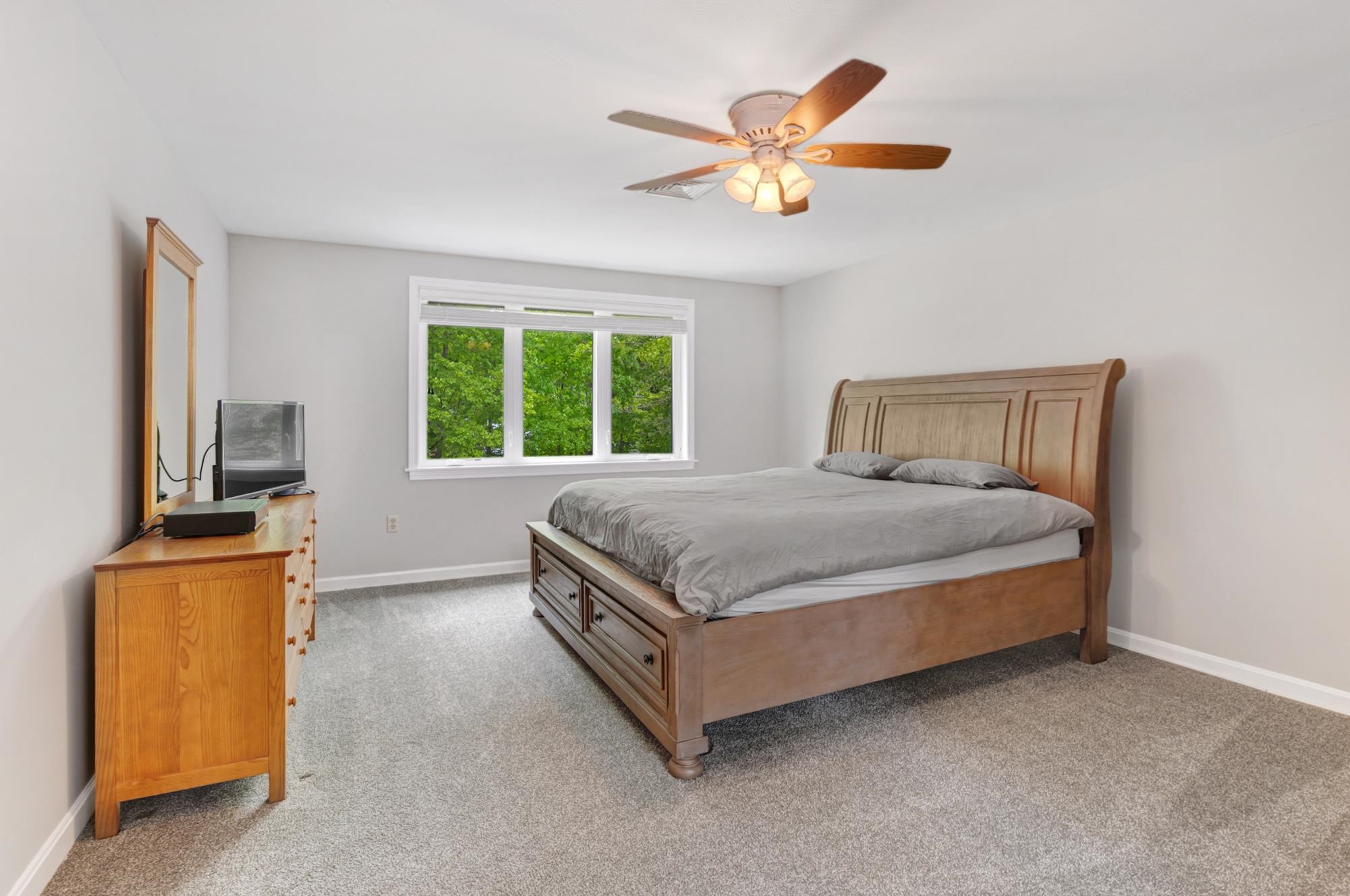 Nashua, New Hampshire 03063, United States, 3 Bedrooms Bedrooms, ,3 BathroomsBathrooms,Residential,Pending,140203