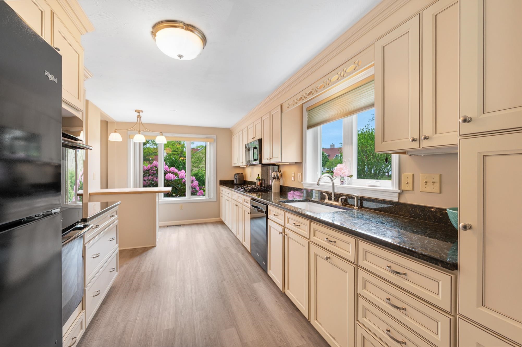 Nashua, New Hampshire 03063, United States, 3 Bedrooms Bedrooms, ,3 BathroomsBathrooms,Residential,Pending,140203