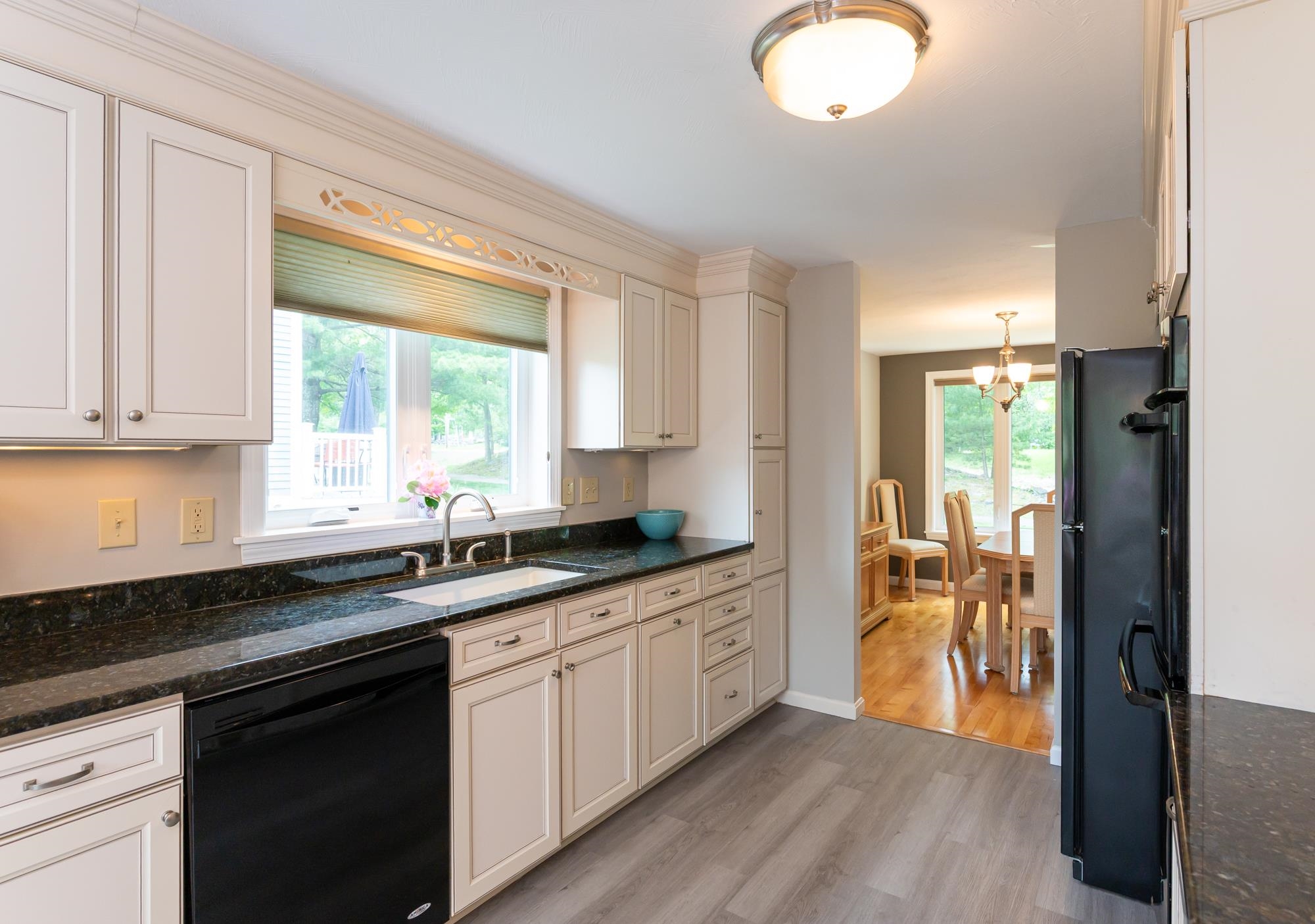 Nashua, New Hampshire 03063, United States, 3 Bedrooms Bedrooms, ,3 BathroomsBathrooms,Residential,Pending,140203