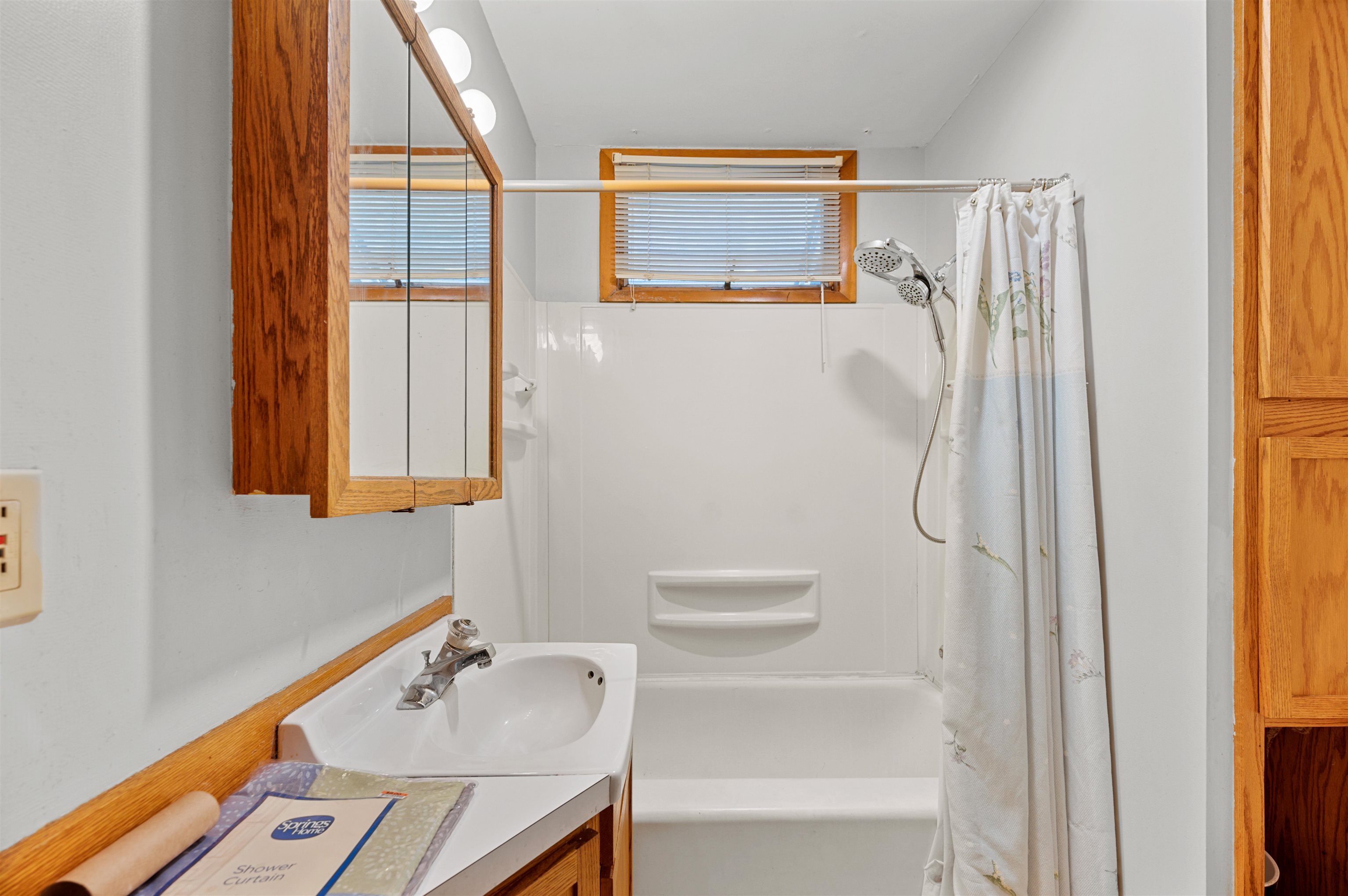 Burlington, Vermont 05401, United States, 3 Bedrooms Bedrooms, ,1 BathroomBathrooms,Residential,Active,237443