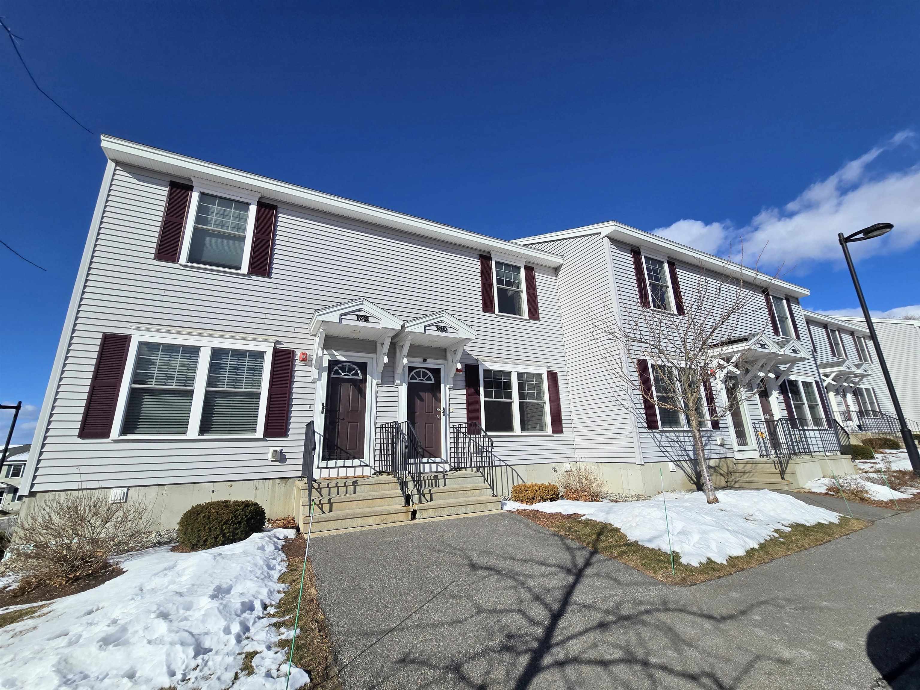 Manchester, New Hampshire 03104, United States, 2 Bedrooms Bedrooms, ,2 BathroomsBathrooms,Residential,Pending,13033