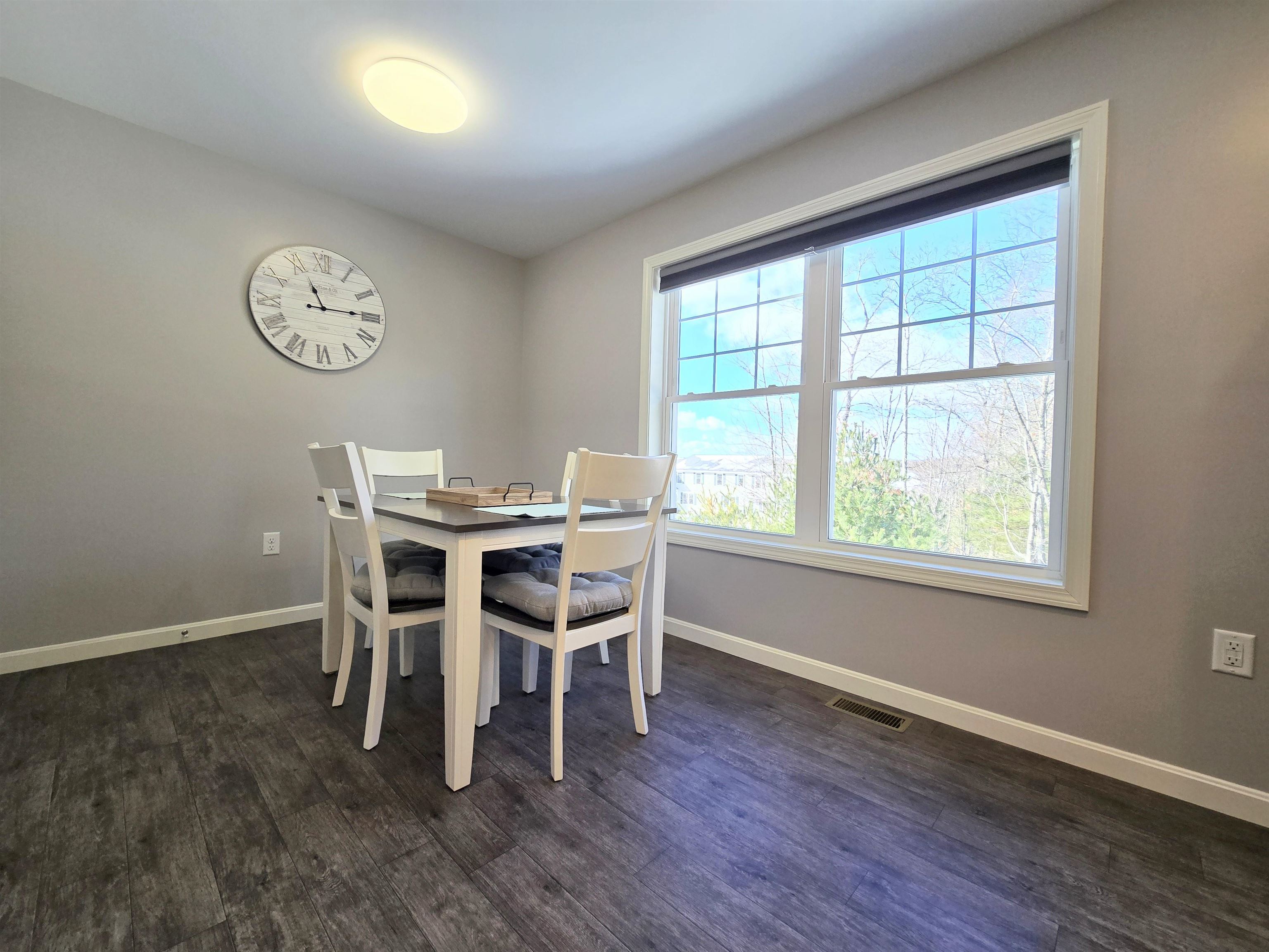 Manchester, New Hampshire 03104, United States, 2 Bedrooms Bedrooms, ,2 BathroomsBathrooms,Residential,Pending,13033