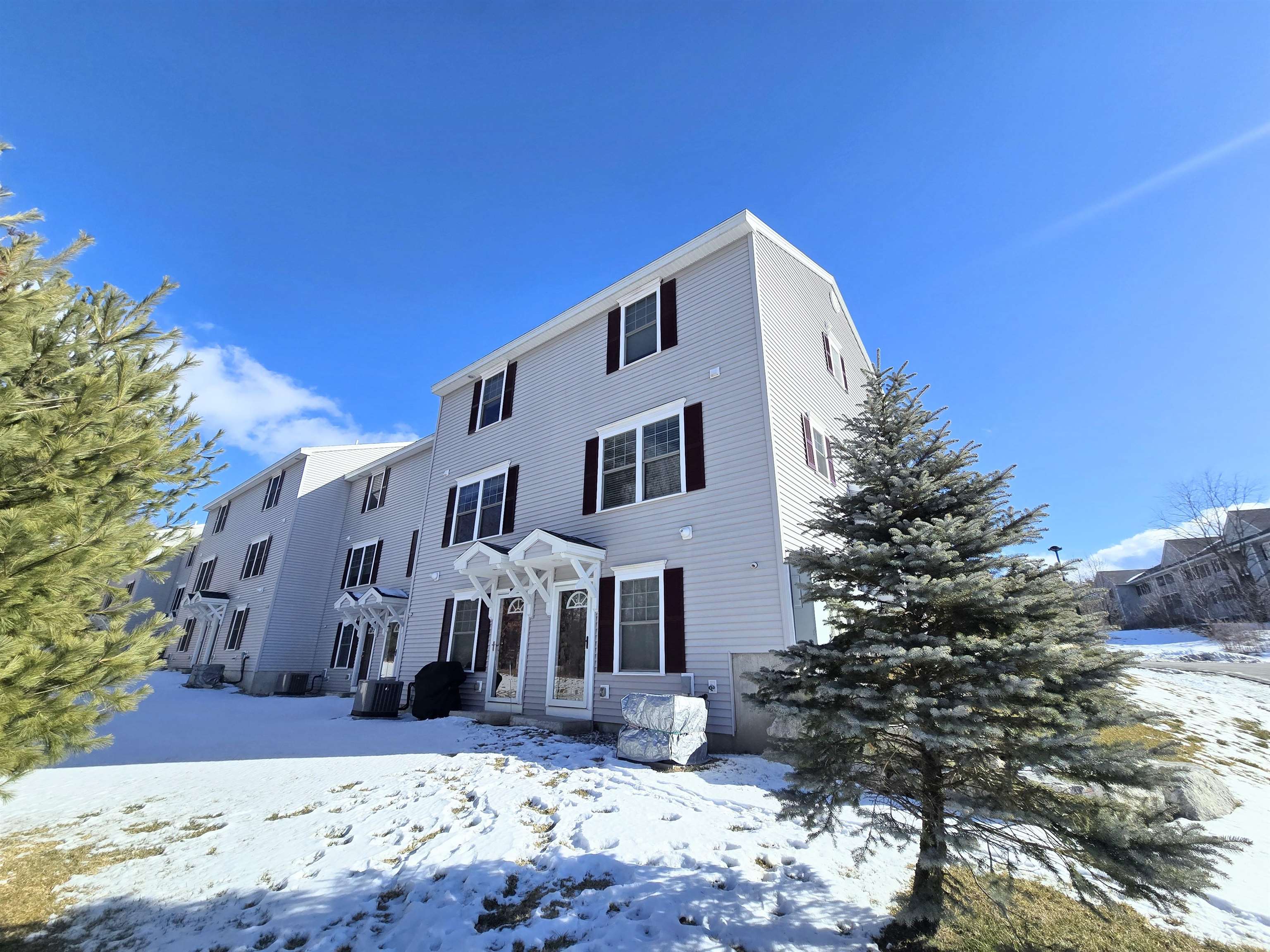 Manchester, New Hampshire 03104, United States, 2 Bedrooms Bedrooms, ,2 BathroomsBathrooms,Residential,Pending,13033