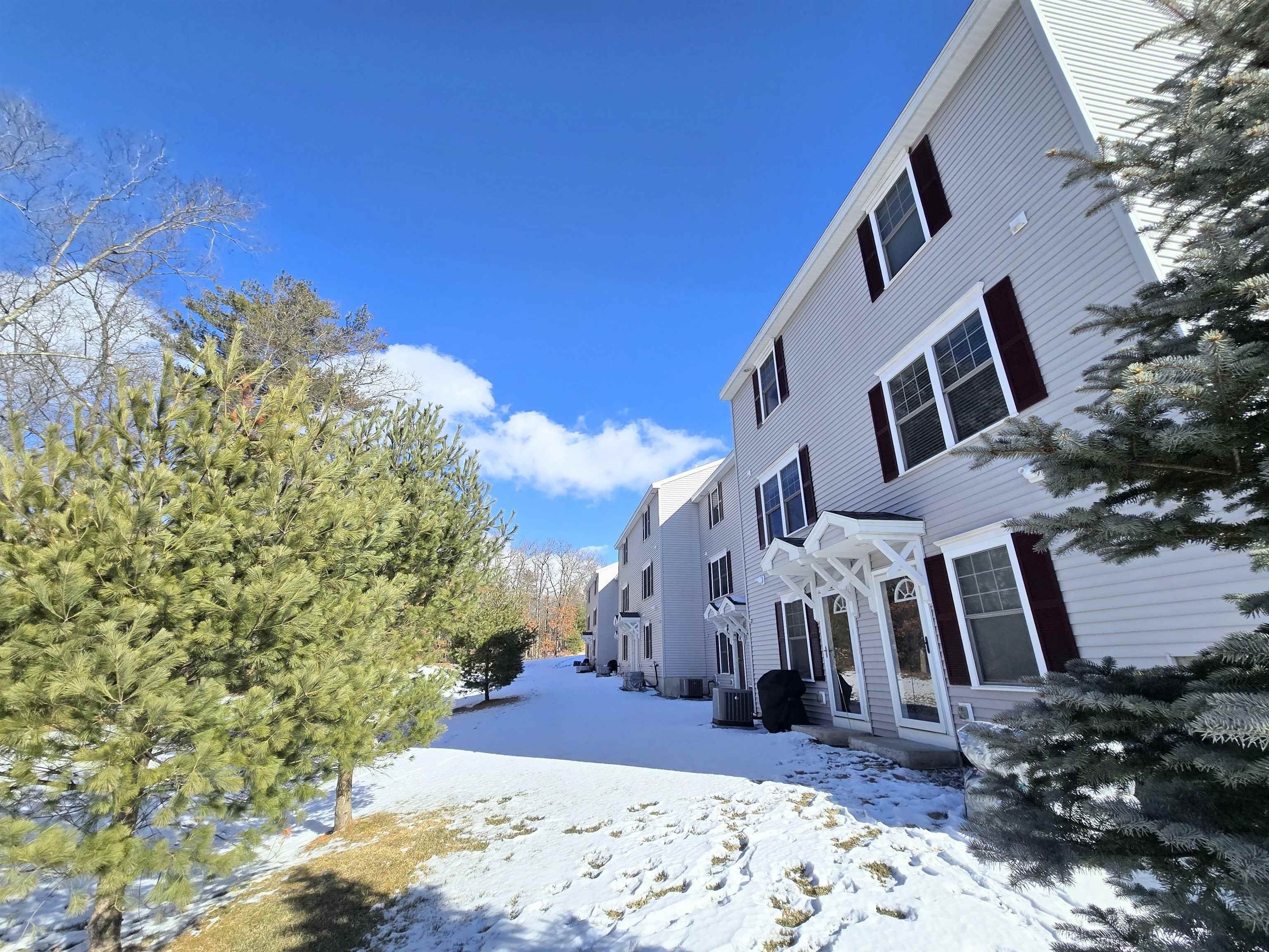 Manchester, New Hampshire 03104, United States, 2 Bedrooms Bedrooms, ,2 BathroomsBathrooms,Residential,Pending,13033