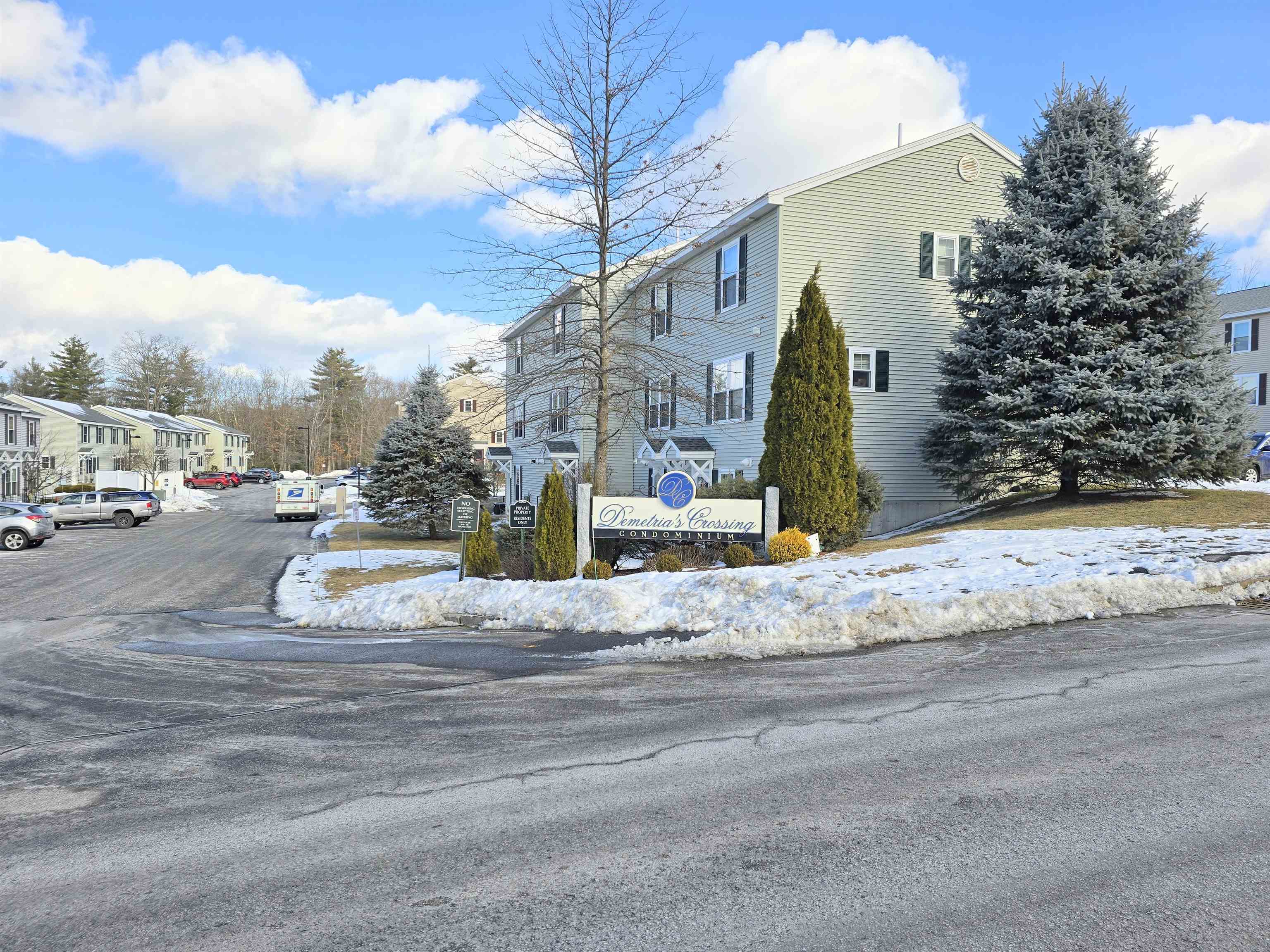 Manchester, New Hampshire 03104, United States, 2 Bedrooms Bedrooms, ,2 BathroomsBathrooms,Residential,Pending,13033