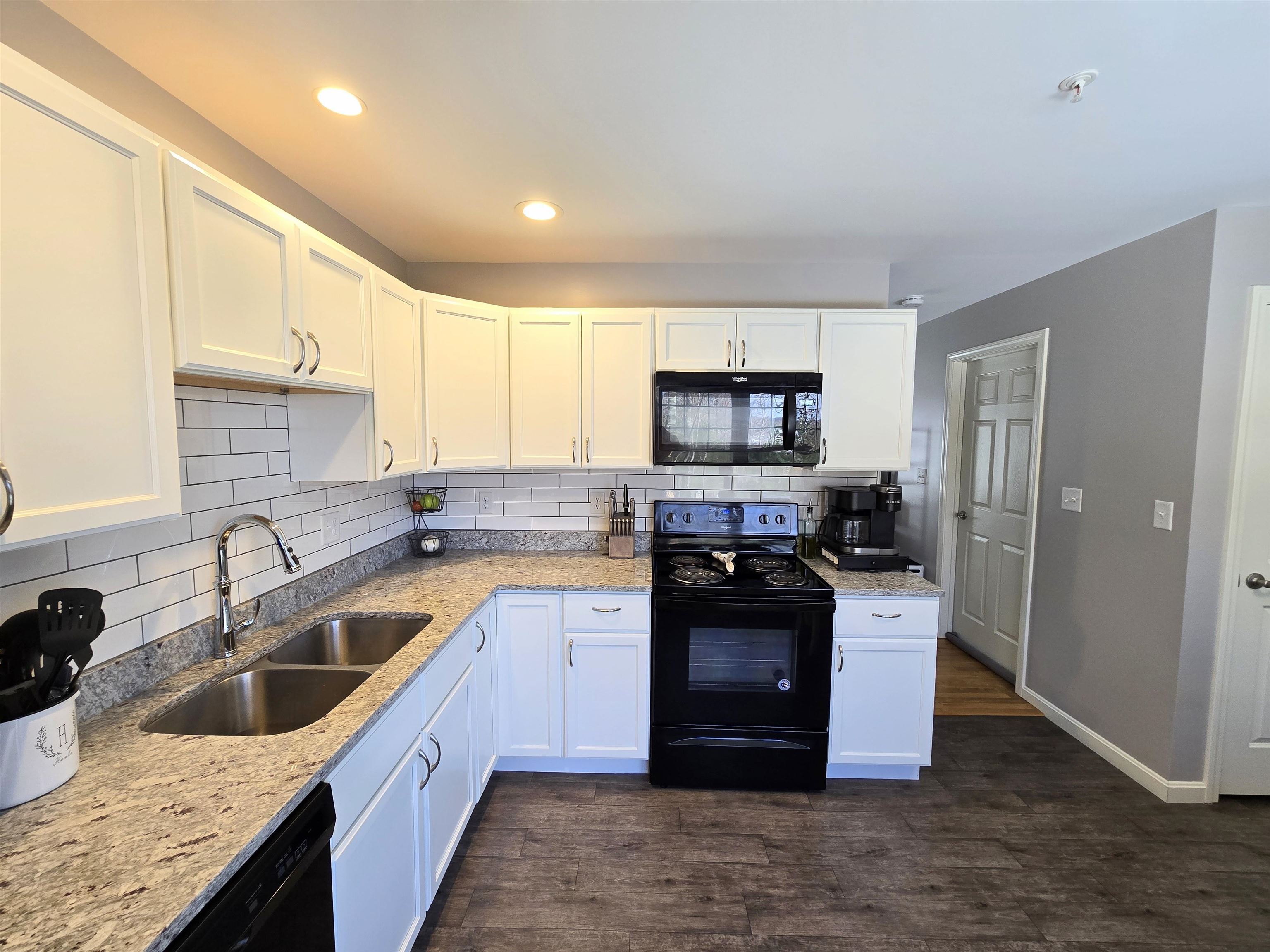 Manchester, New Hampshire 03104, United States, 2 Bedrooms Bedrooms, ,2 BathroomsBathrooms,Residential,Pending,13033