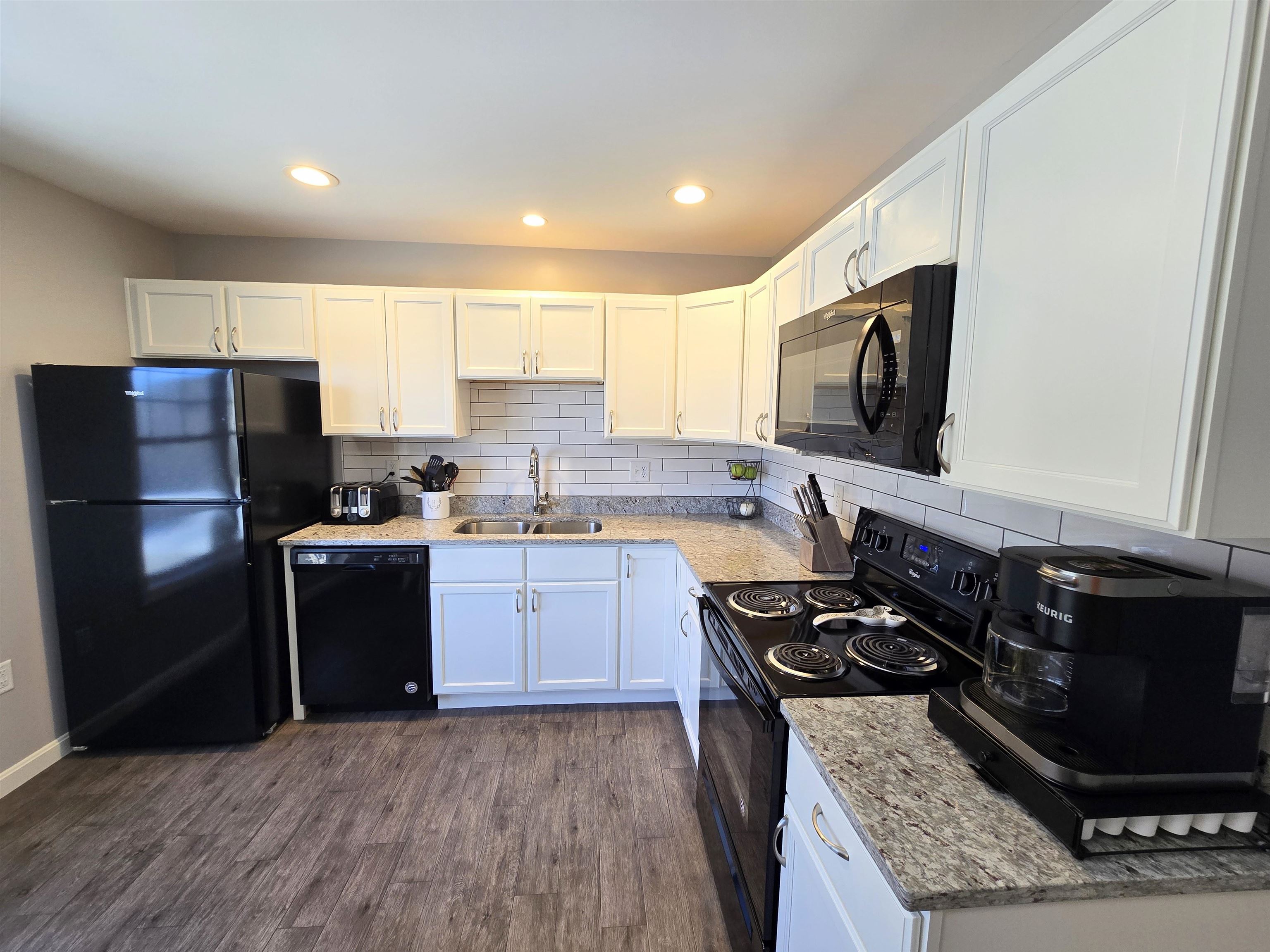 Manchester, New Hampshire 03104, United States, 2 Bedrooms Bedrooms, ,2 BathroomsBathrooms,Residential,Pending,13033