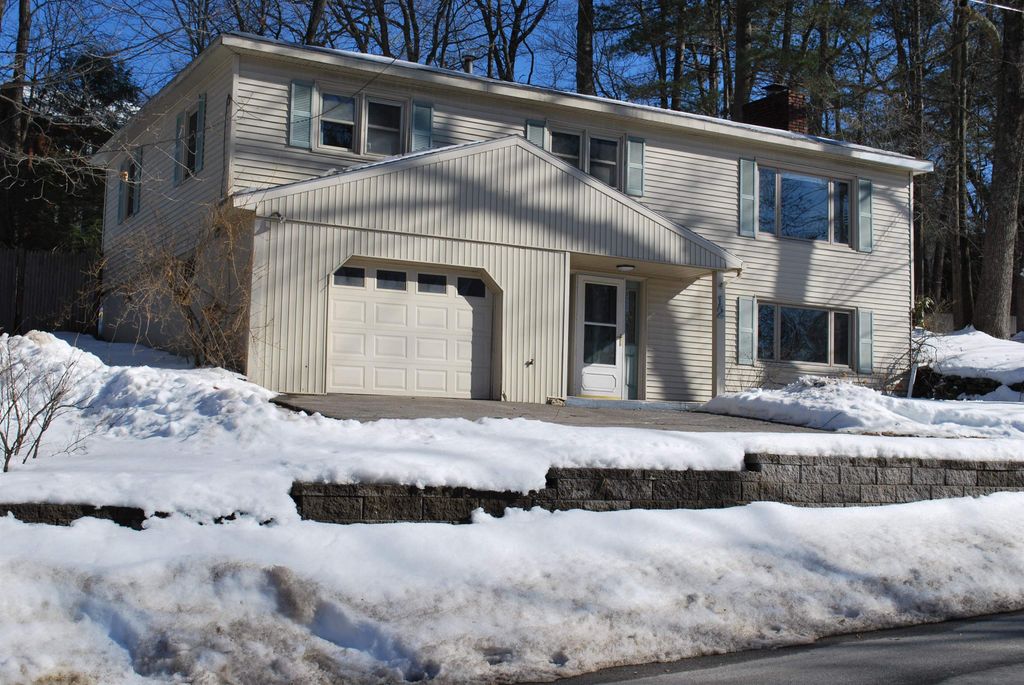 Photo of 12 Oakdale Avenue, Nashua, NH 03062 (MLS # 5077271)