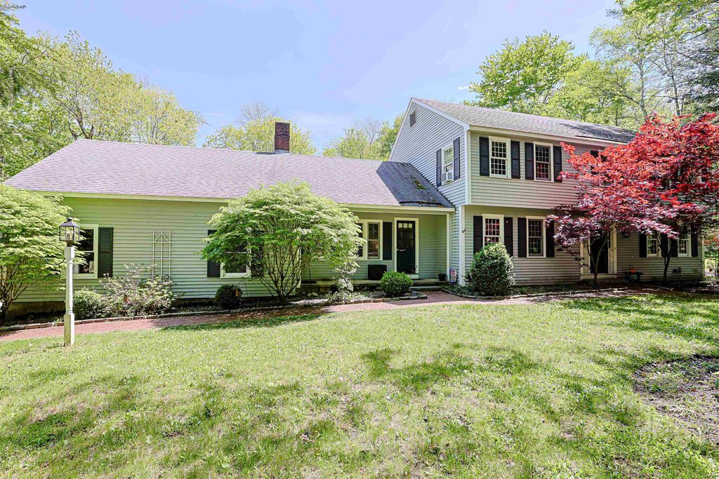 Photo of 19 Winterberry Drive, Amherst, NH 03031 (MLS # 5089823)