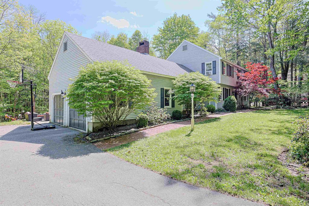 Photo of 19 Winterberry Drive, Amherst, NH 03031 (MLS # 5089823)