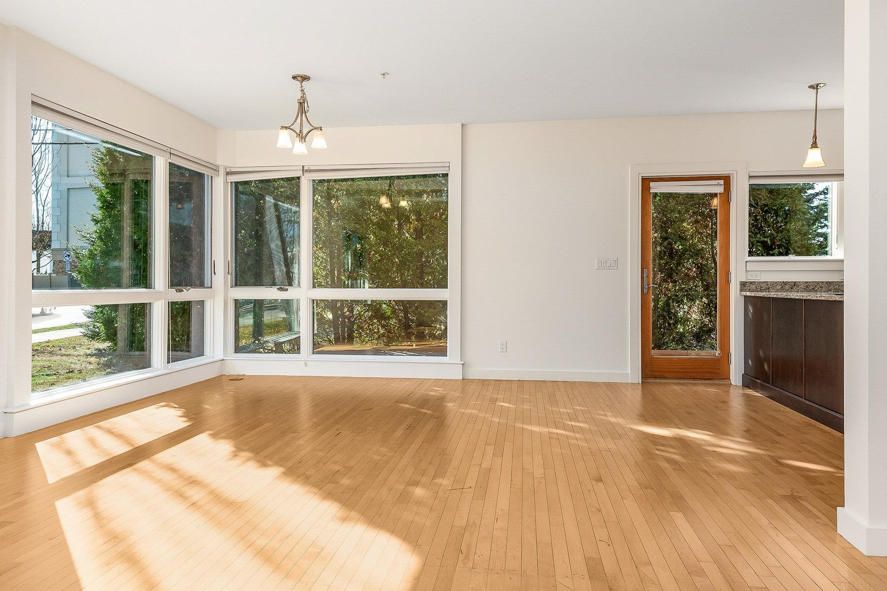 Portsmouth, New Hampshire 03801, United States, 2 Bedrooms Bedrooms, ,2 BathroomsBathrooms,Residential,Active,246632