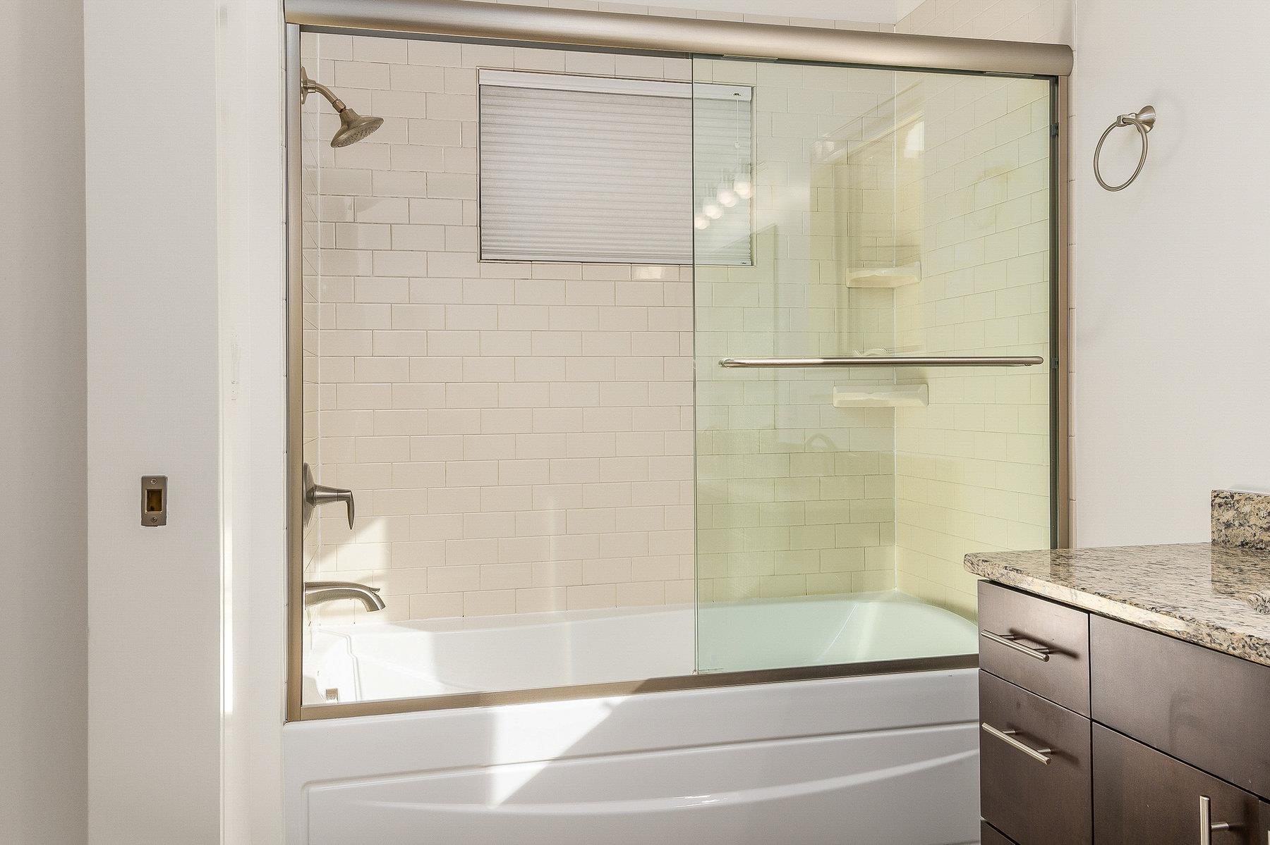 Portsmouth, New Hampshire 03801, United States, 2 Bedrooms Bedrooms, ,2 BathroomsBathrooms,Residential,Active,246632