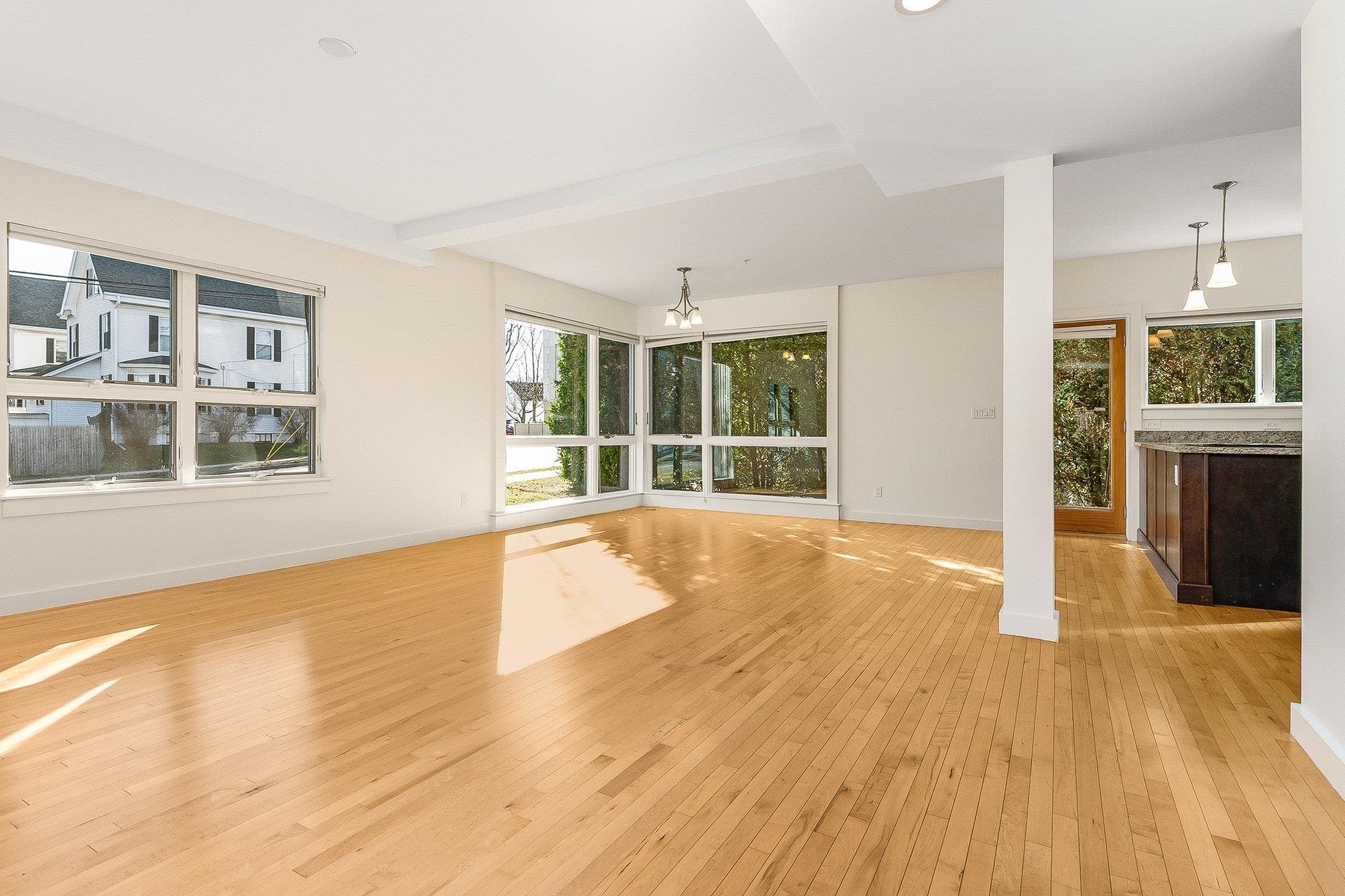 Portsmouth, New Hampshire 03801, United States, 2 Bedrooms Bedrooms, ,2 BathroomsBathrooms,Residential,Active,246632