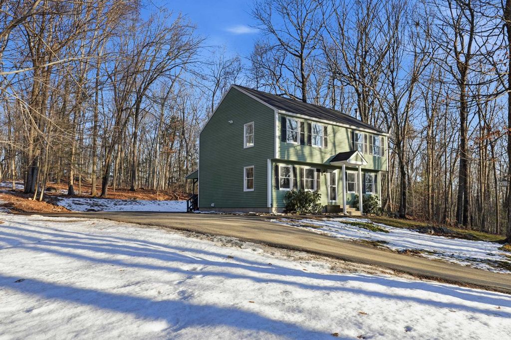 Photo of 7 Ashley Court, Raymond, NH 03077 (MLS # 5073909)