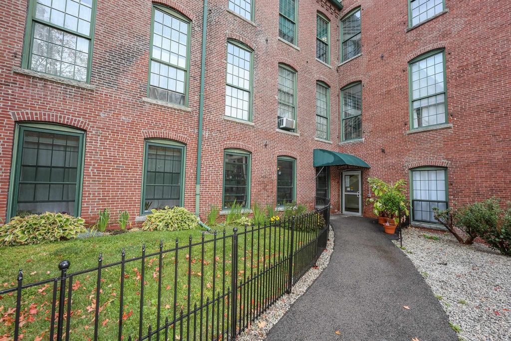 Photo of 100 Main Street #111, Pembroke, NH 03275 (MLS # 5062825)