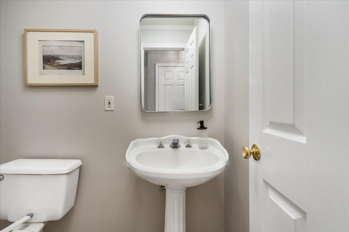 Bedford, New Hampshire 03110, United States, 4 Bedrooms Bedrooms, ,3 BathroomsBathrooms,Residential,Active,160071