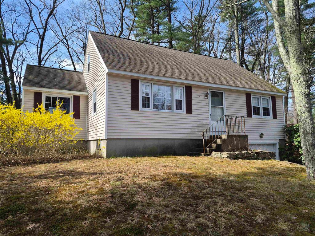 Photo of 9 Moe Street, Nashua, NH 03062 (MLS # 5083834)