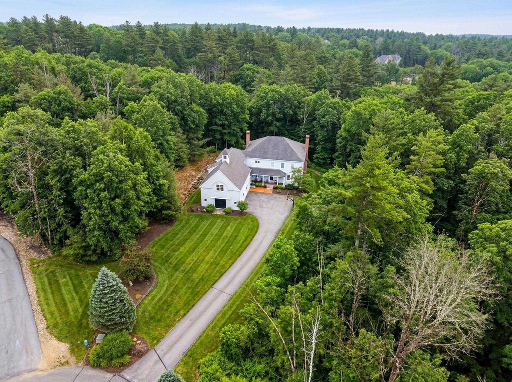 Photo of 17 Canterbury Lane, Bedford, NH 03110 (MLS # 5081924)