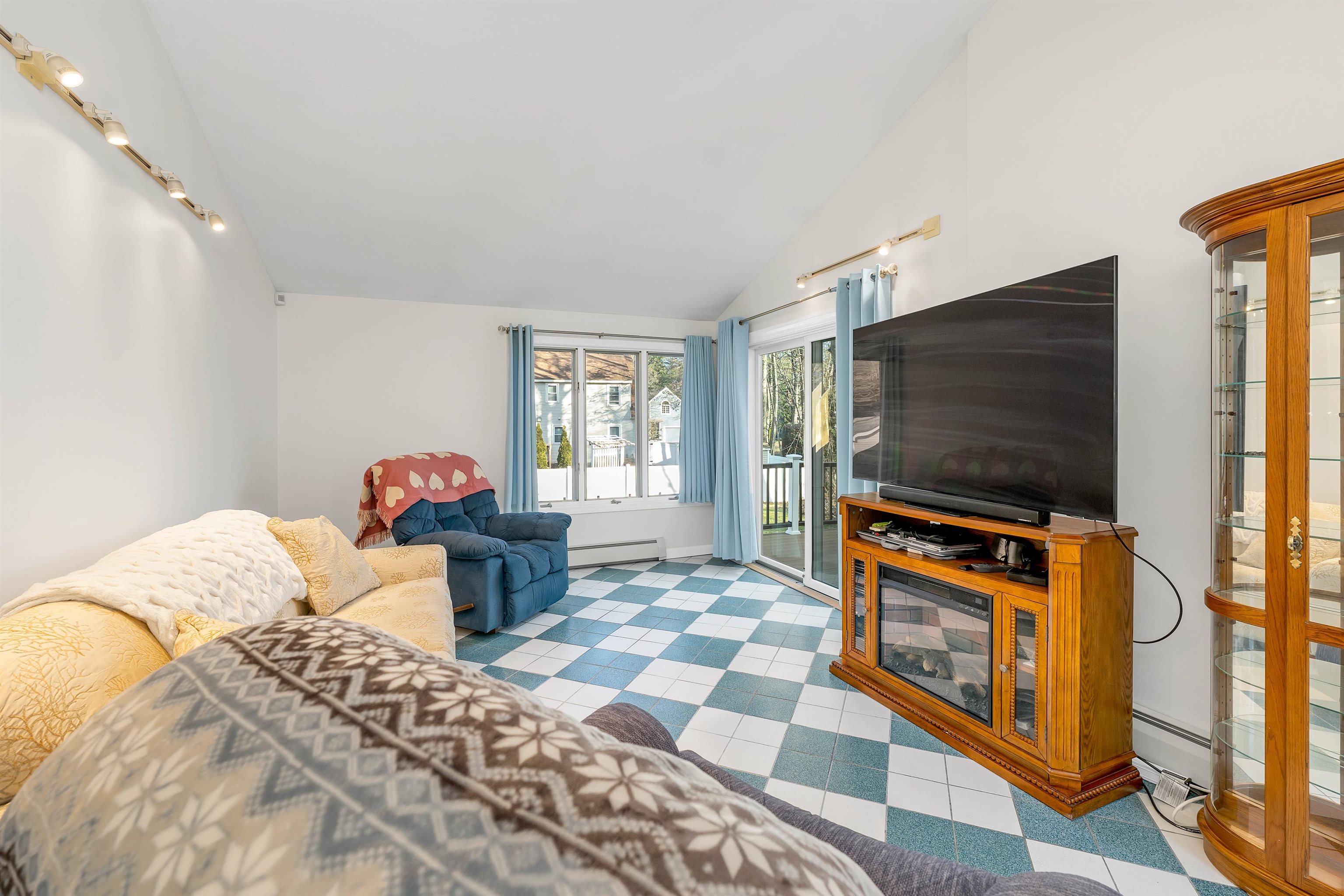 Concord, New Hampshire 03303, United States, 3 Bedrooms Bedrooms, ,2 BathroomsBathrooms,Residential,Pending,22651