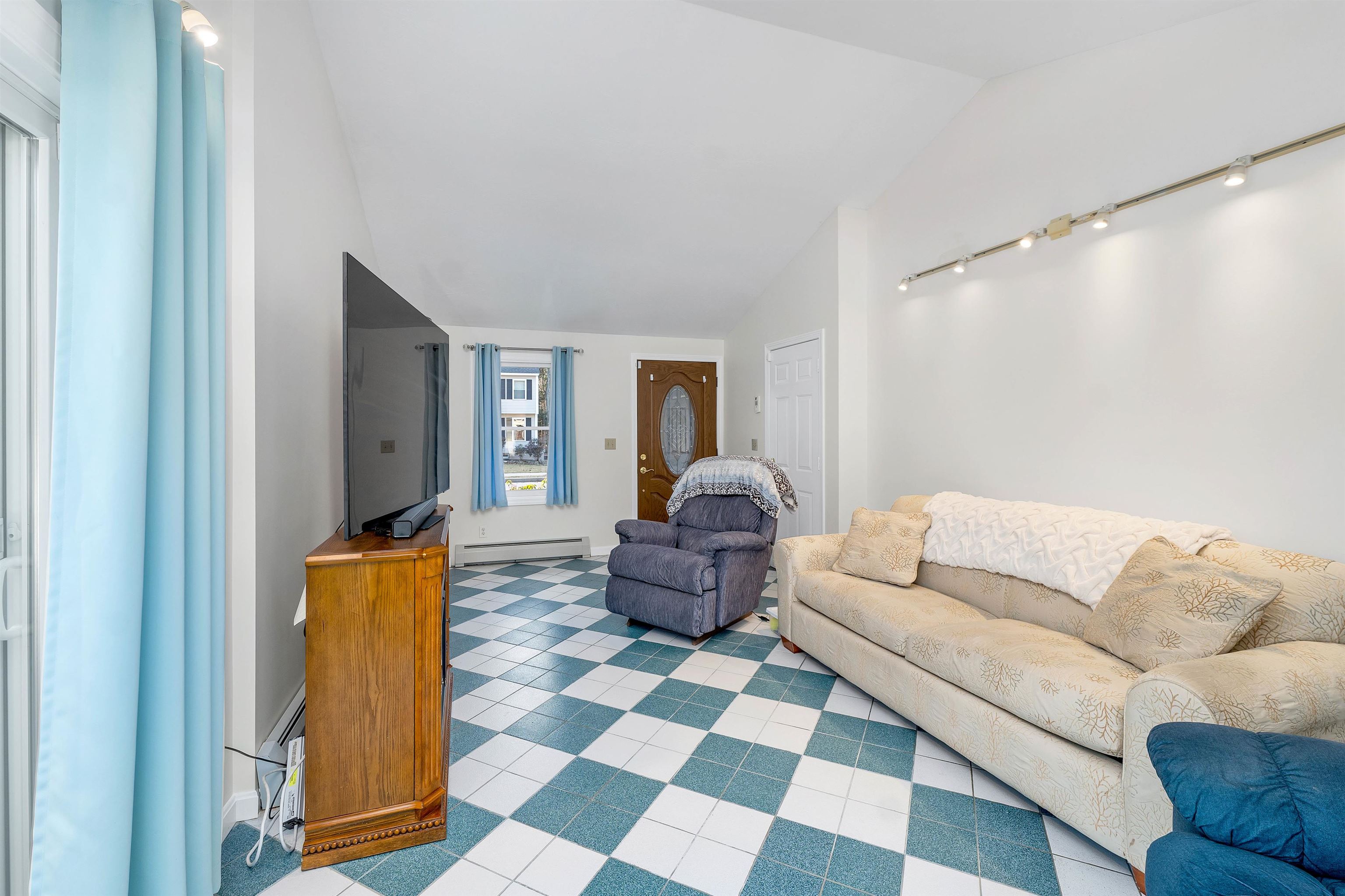 Concord, New Hampshire 03303, United States, 3 Bedrooms Bedrooms, ,2 BathroomsBathrooms,Residential,Pending,22651