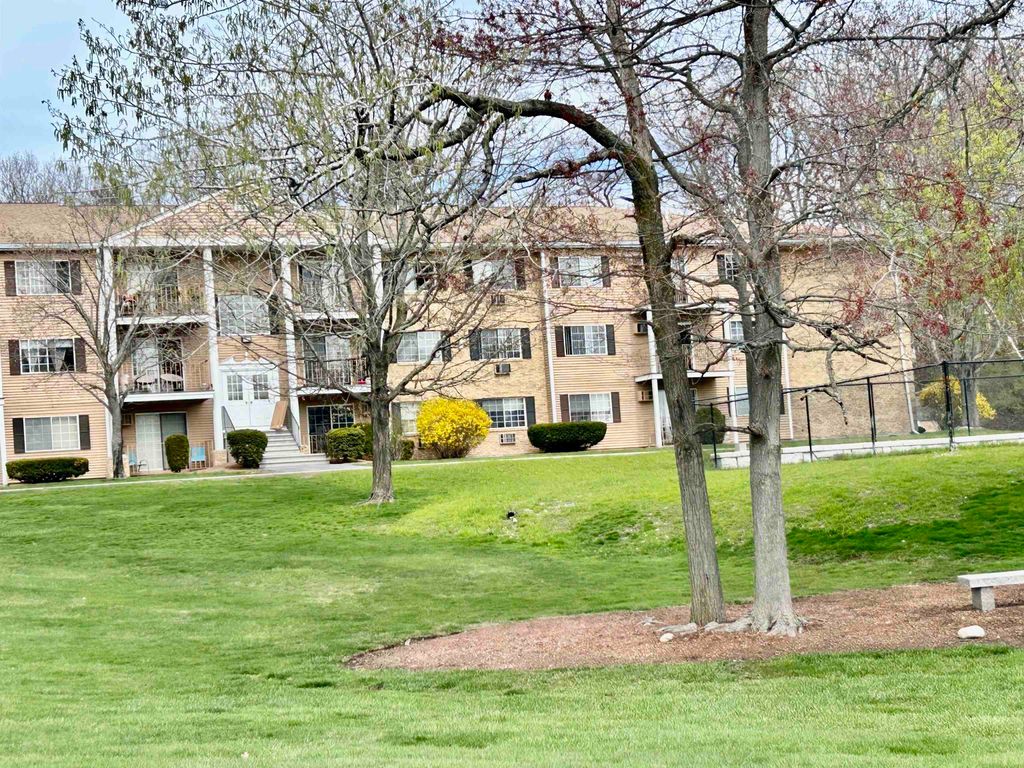 Photo of 377 Huse Road #Unit  33, Manchester, NH 03103 (MLS # 5085887)