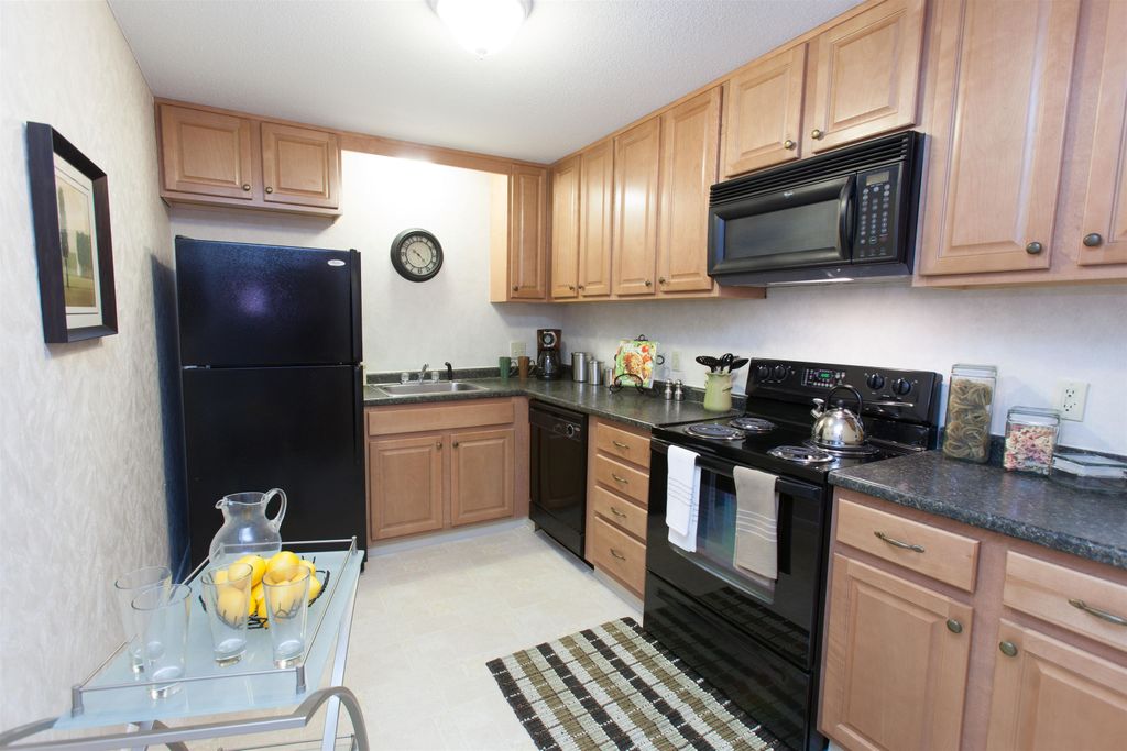 Photo of 106 West River Drive, Manchester, NH 03104 (MLS # 5069847)