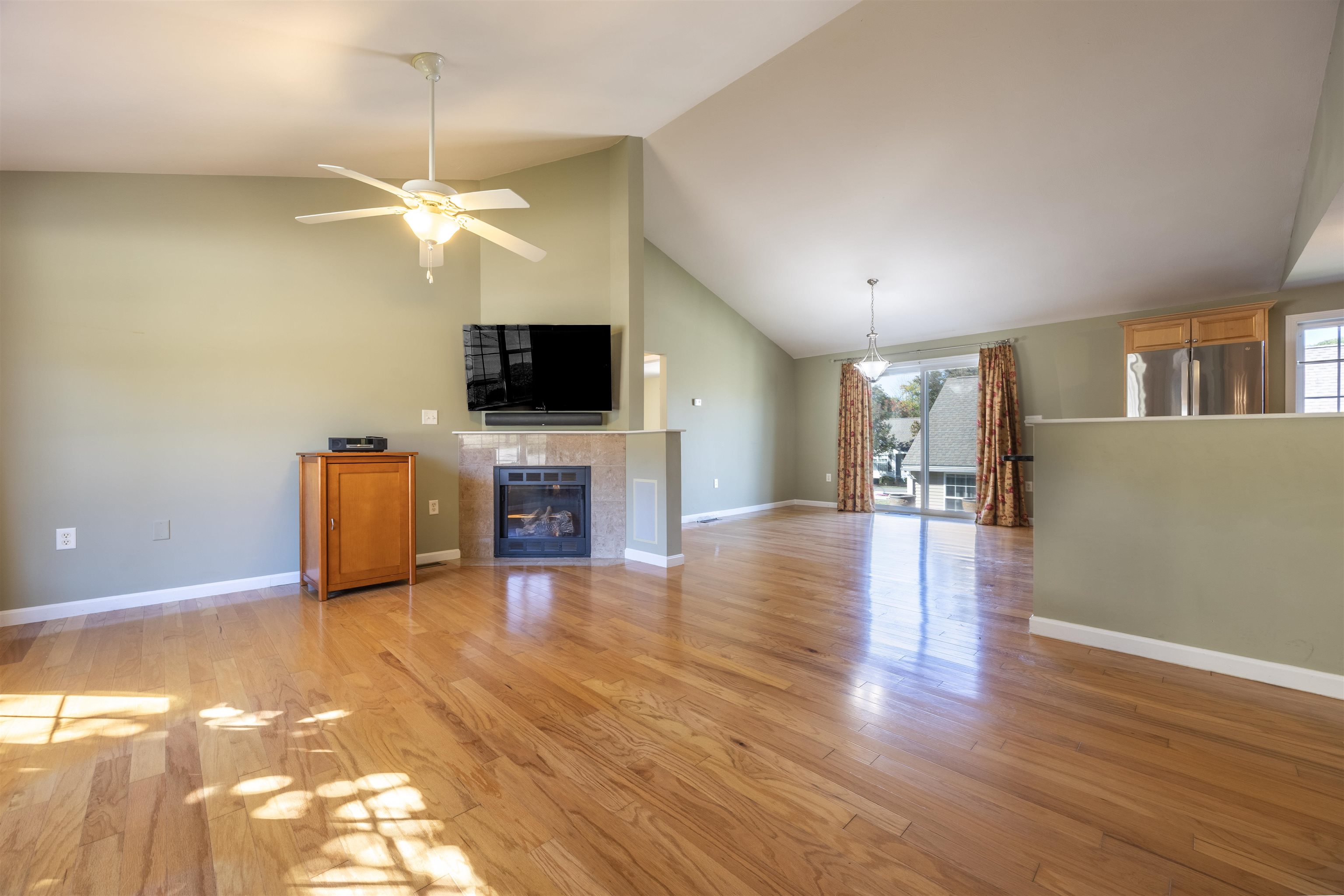 Hooksett, New Hampshire 03106, United States, 2 Bedrooms Bedrooms, ,2 BathroomsBathrooms,Residential,Active,221467