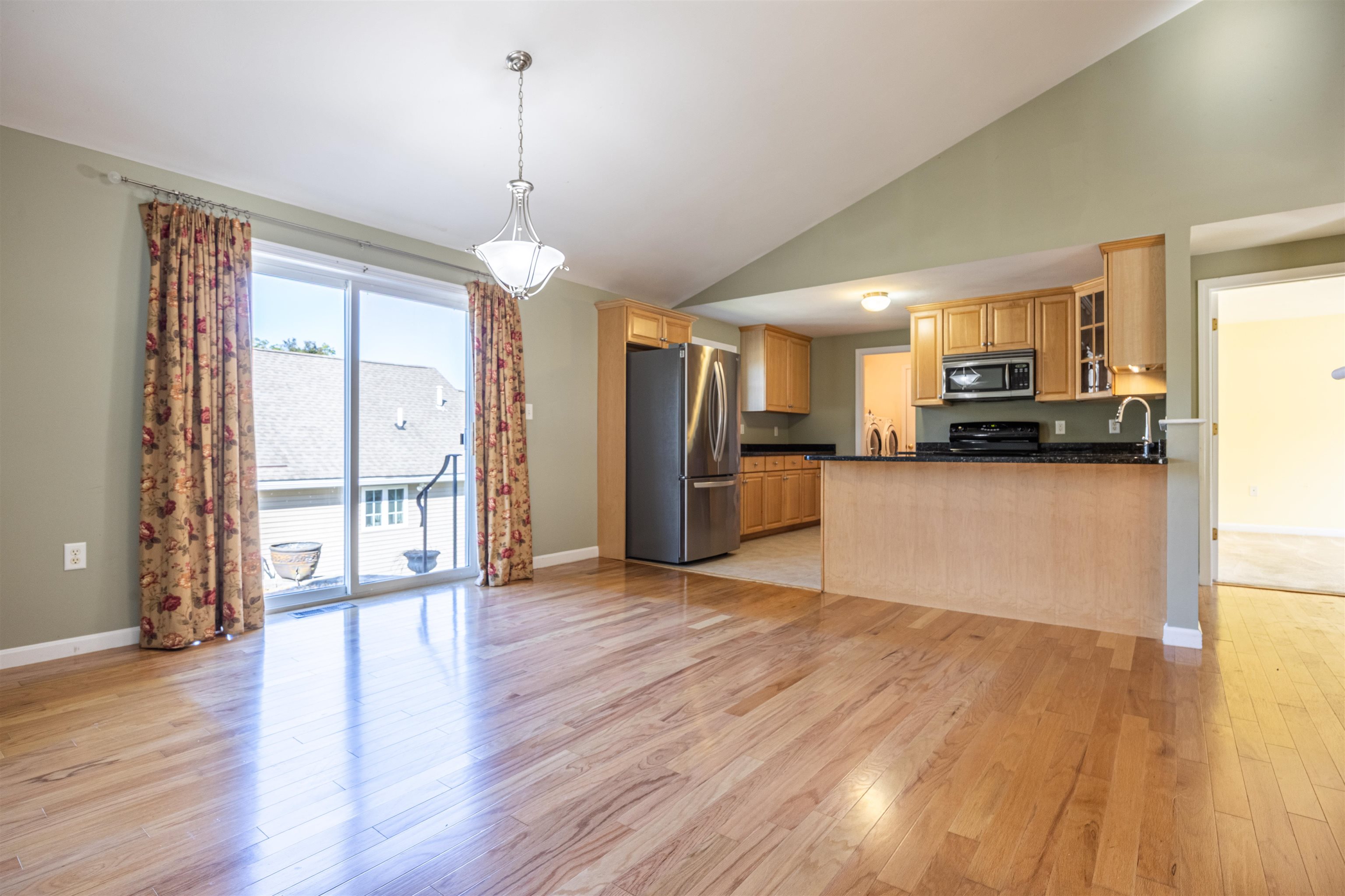 Hooksett, New Hampshire 03106, United States, 2 Bedrooms Bedrooms, ,2 BathroomsBathrooms,Residential,Active,221467