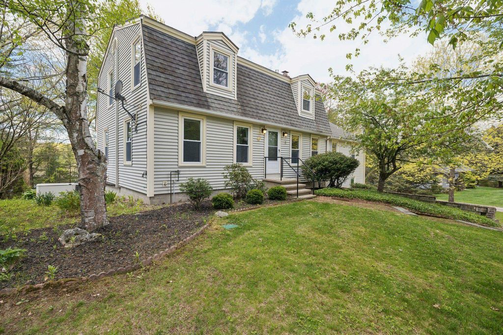 Photo of 8 Queens Way, Merrimack, NH 03054 (MLS # 5089038)