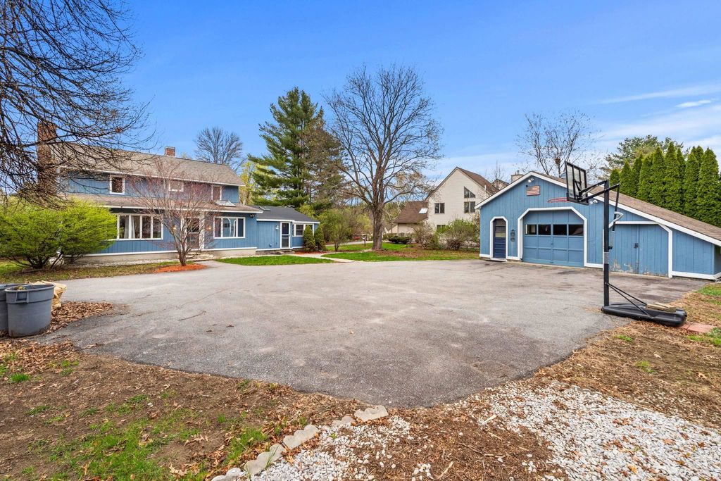 Photo of 256 E Dunstable Road, Nashua, NH 03062 (MLS # 5085115)