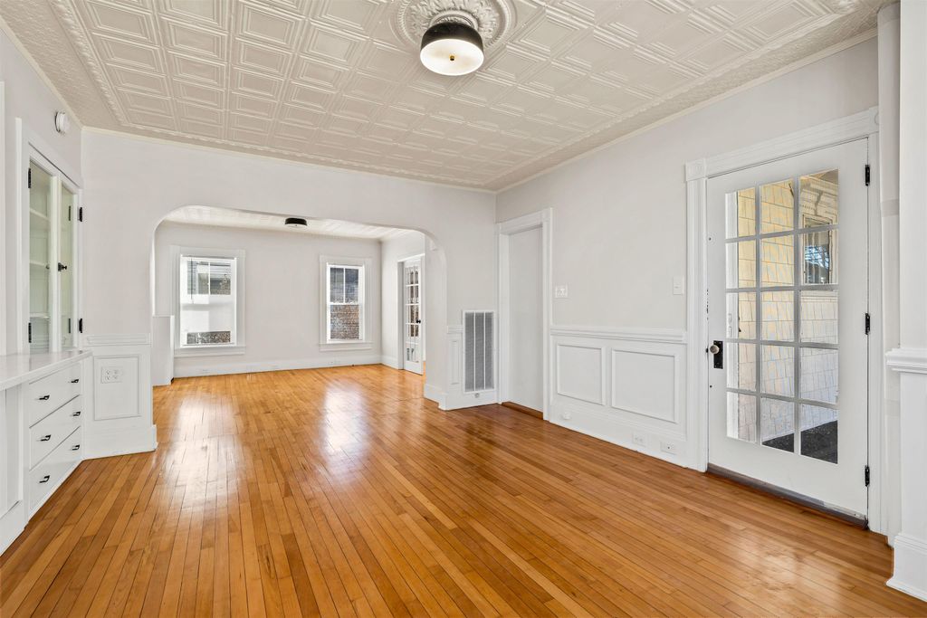 Photo of 26 Reservior Avenue, Manchester, NH 03104 (MLS # 5072551)