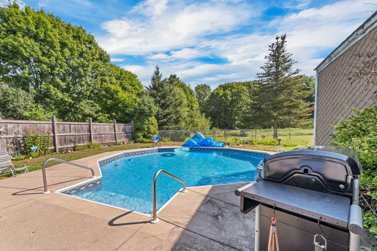 Pembroke, New Hampshire 03275, United States, 3 Bedrooms Bedrooms, ,2 BathroomsBathrooms,Residential,Active,210230