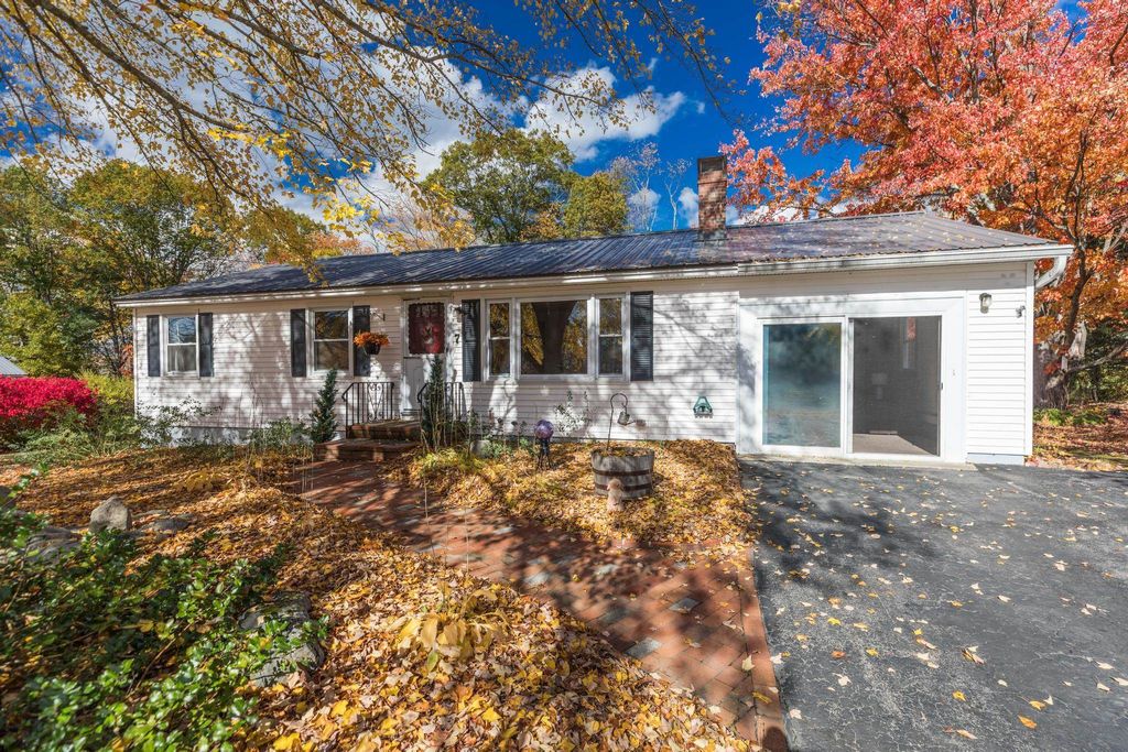 Photo of 7 Pineview Drive, Dover, NH 03820 (MLS # 5067099)