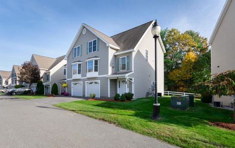 Photo of 11 Canterberry Court #B, Hudson, NH 03051 (MLS # 5066955)