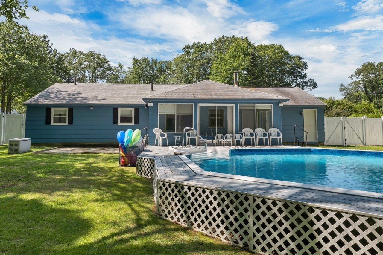 Rochester, New Hampshire 03867, United States, 4 Bedrooms Bedrooms, ,1 BathroomBathrooms,Residential,Pending,197849