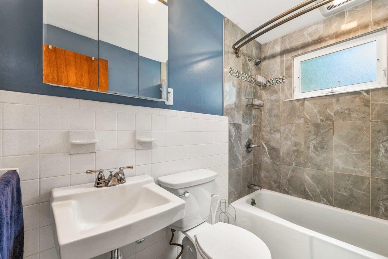 Rochester, New Hampshire 03867, United States, 4 Bedrooms Bedrooms, ,1 BathroomBathrooms,Residential,Pending,197849