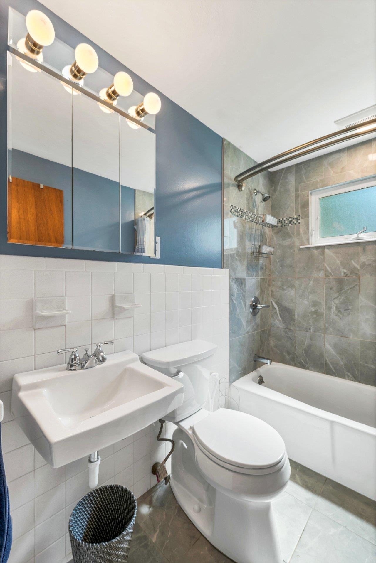 Rochester, New Hampshire 03867, United States, 4 Bedrooms Bedrooms, ,1 BathroomBathrooms,Residential,Pending,197849